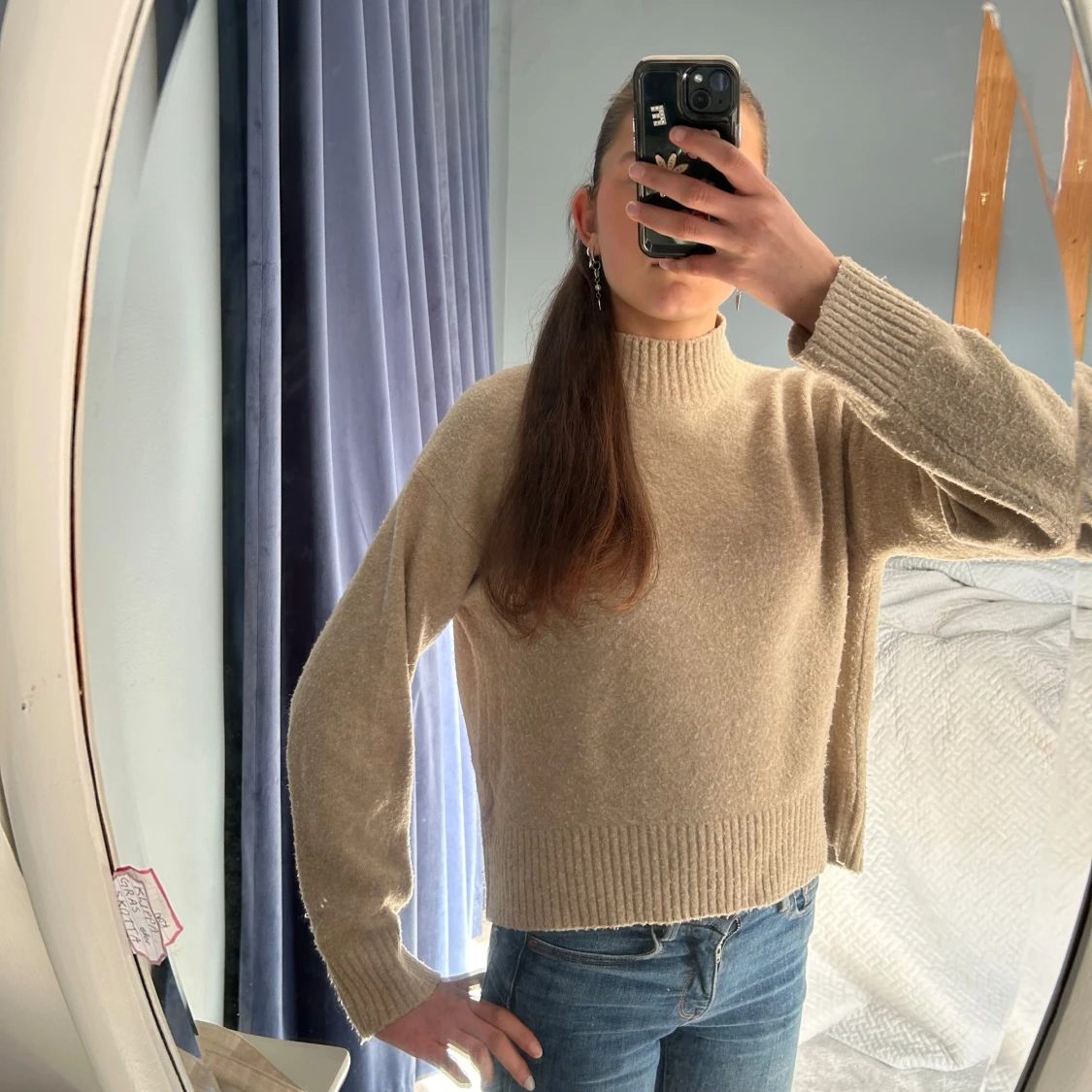 Beige stickad tröja med rund hals - 2