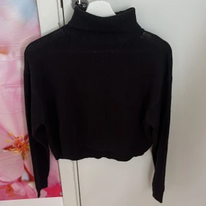 Svart polotröja från H&M Divided - Säljer en svart polotröja från H&M Divided i storlek XS. Tröjan har lång ärm och hög polokrage, perfekt för lager-på-lager eller som den är. Enkel och elegant modell som passar till mycket. Säljs pga att den inte används❤️