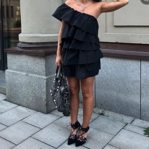 INTRESSEKOLL volang klänning  - INTRESSEKOLL på denna fina klänning som är från anielle_label som syr sina egna klänningar själv. Den är helt oanvänd med prislapp kvar, enbart testat den. Ny pris ligger på 1 400kr och är slutsåld i alla färger. Kom med bud🖤