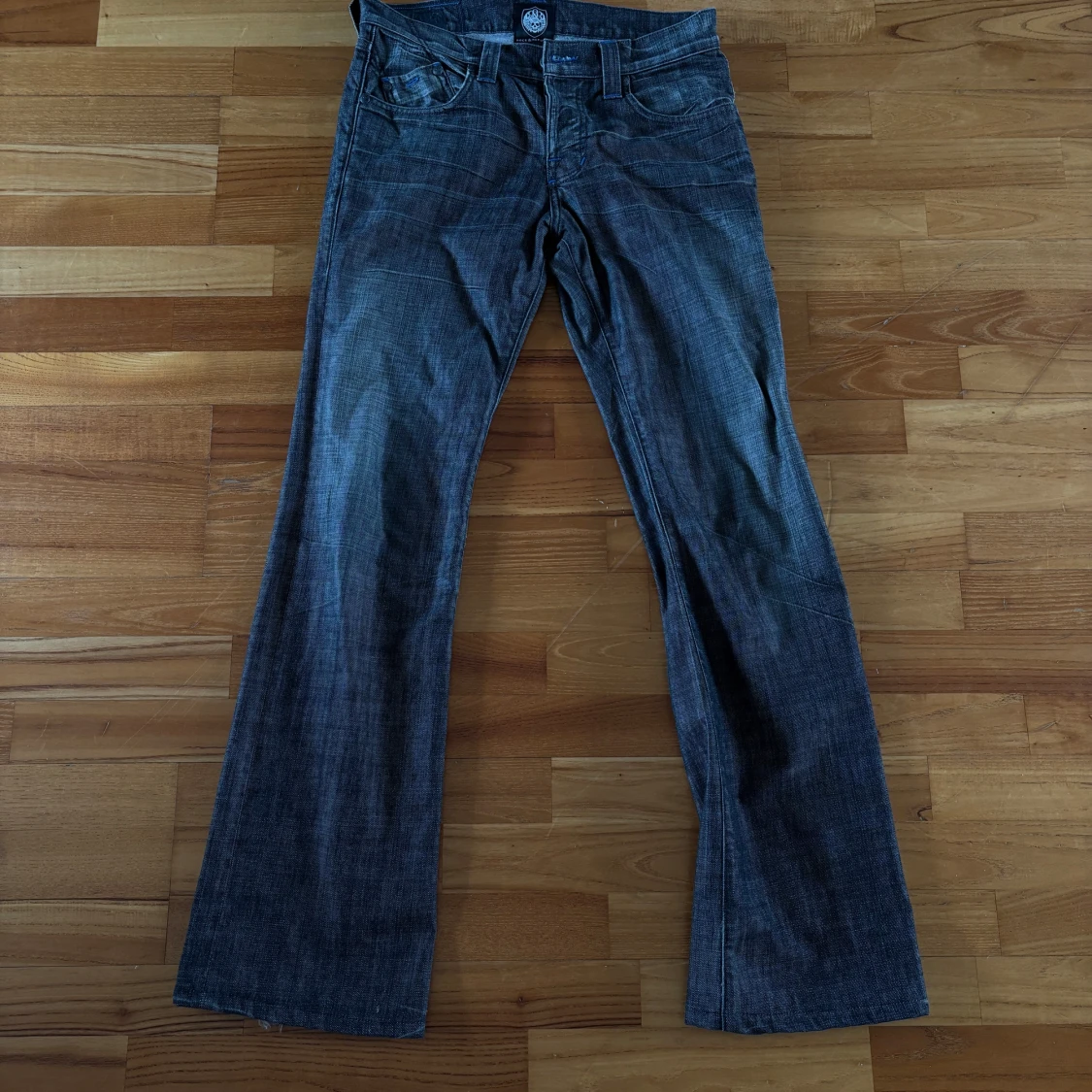 Mörkgråa bootcut jeans från Rock & Republic