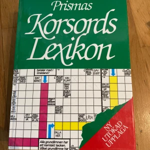 Prismas Korsordslexikon - Ett praktiskt lexikon med över 48 000 ord, perfekt för dig som älskar korsord! Här hittar du snabba lösningar och inspiration till både synonymer och ämnesord. Perfekt för unga vuxna som vill briljera i korsordstävlingar eller bara ha kul.