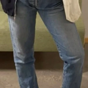 Peak performance vintage jeans - Peak performance vintage jeans med raka ben och normal passform. Byxorna har knappgylf, fem fickor och den ikoniska läderpatchen bak i midjan. Passar storlek M/L, skulle säga storlek 40💙