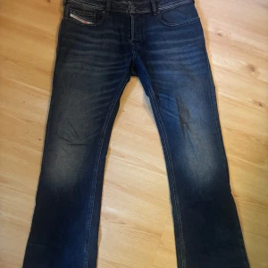 Diesel Zatiny-X  - Knappt använda jeans från diesel. Flared passform, modellen är Zatiny-X. Storlek 31/31. 