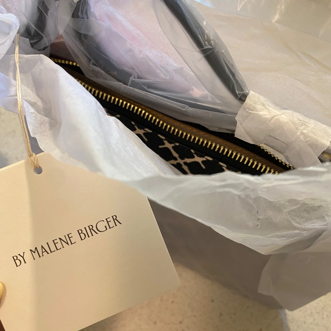 Svart och beige axelväska från By Malene Birger - 1