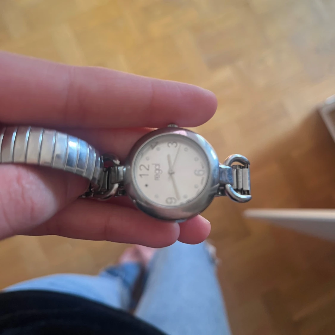 Silverfärgad analog klocka från Foga - 1