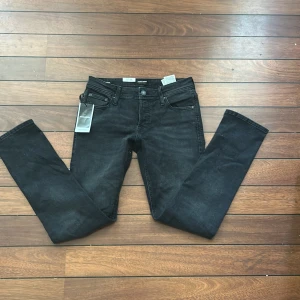 Svarta slim jeans SLIM/GLENN - Säljer ett par svarta slim fit jeans från SLIM/GLENN. Jeansen har klassisk femficksdesign, dragkedjegylf och raka ben. Perfekta för dig som gillar en smalare passform och stilren look.