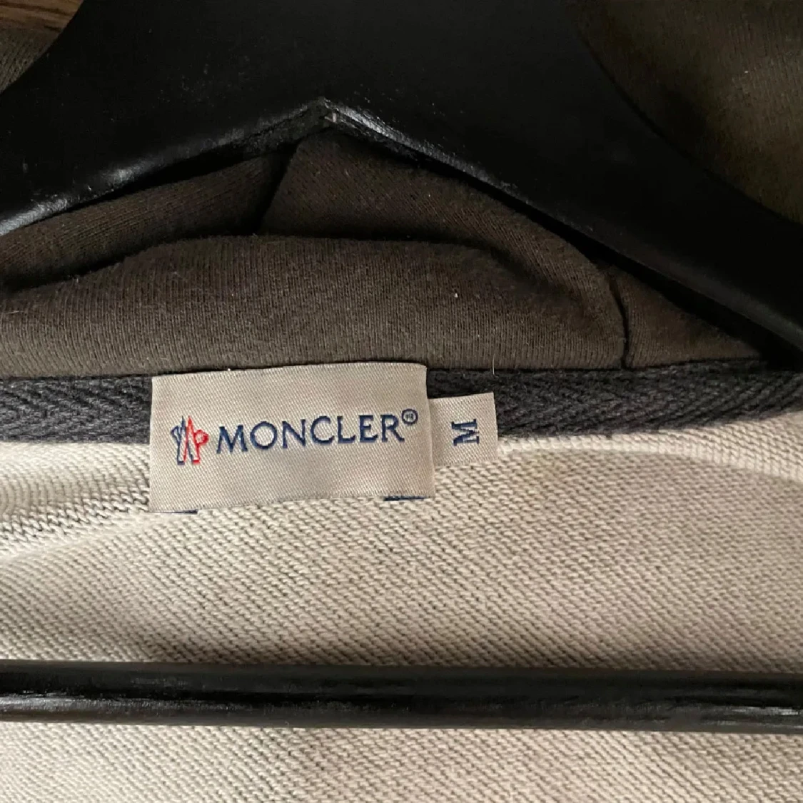 Grå hoodie från Moncler - 2