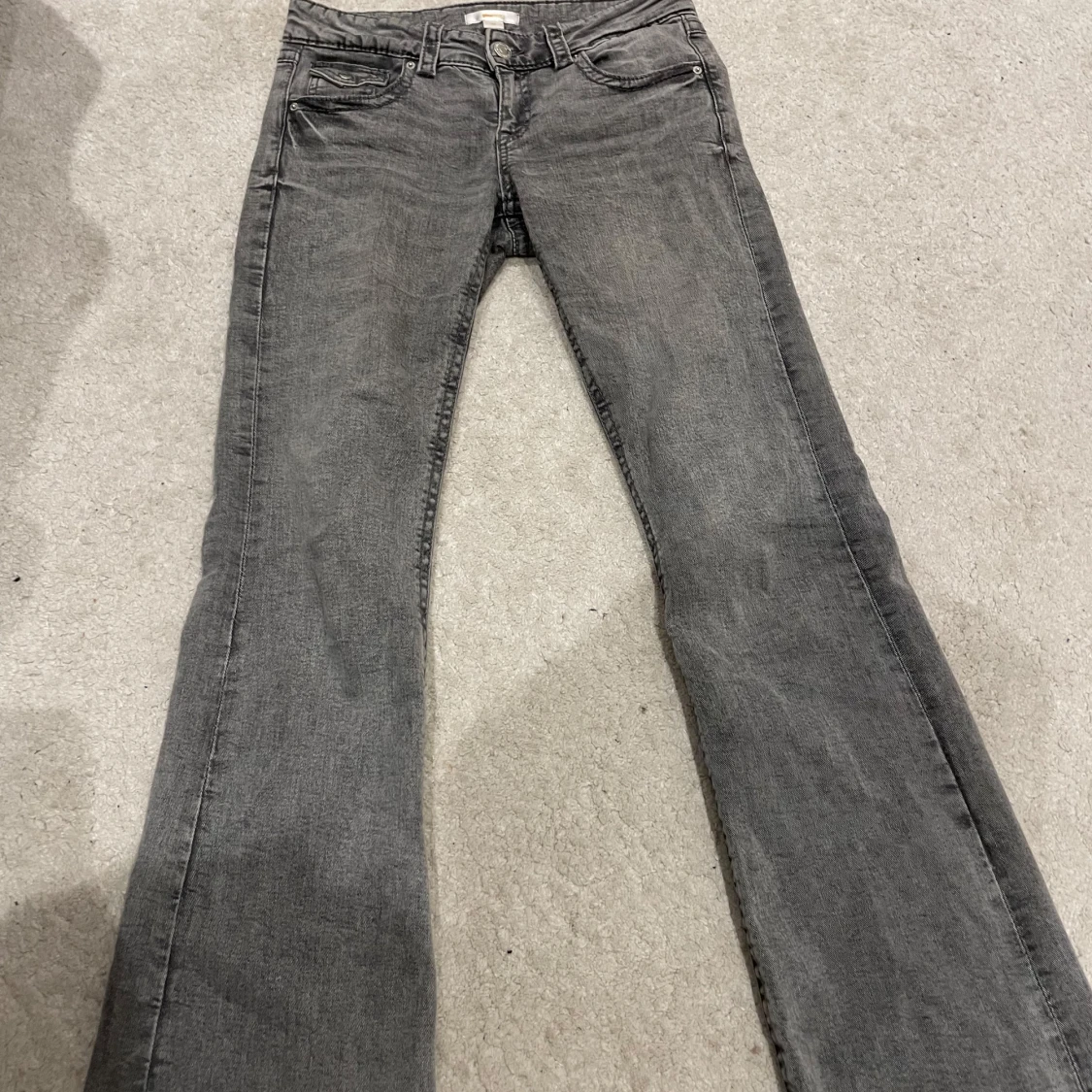 Grå bootcut jeans  