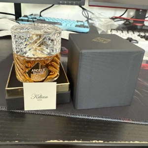 Angels' Share Eau de Parfum från Kilian - Lyxig parfym i elegant svart och guld förpackning. Angels' Share från Kilian är en Eau de Parfum på 50 ml med noter av konjak, kanel och ek. Flaskan har exklusiv design och passar dig som vill ha en unik doftupplevelse.
