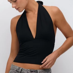 Svart topp från Gina 🖤 - Snygg svart halterneck topp med djup v-ringning och knyt i nacken. Säljer då jag inte använder den. Använt bara en gång! 