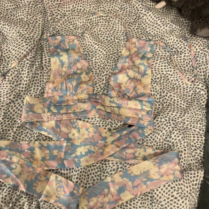 Blommog topp. - Säljer en blommig topp som man knyter så den blir typ som en hamterneck topp, och så knyter man band i ryggen. Det är en open back topp i storlek S. Bra skick!😊