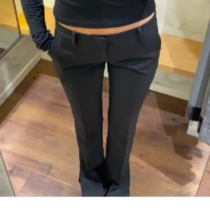 Svarta kostymbyxor - Snygga svarta kostymbyxor från BikBok. De är i Tall modellen. Dessa är i storlek 36 och sitter perfekt i längden på mig som är 175 cm lång. De är använda fåtal gånger, alltså i nyskick.  