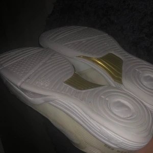 Salming Innebandysko Viper Pro (24/25) - Säljer ett par viper pros från Salming med snörning och guldiga detaljer. Skorna är inköpta från klubbhuset för runt 1500kr från november 2024. Inget fel med skorna, utan att de är använda. Pris kan diskuteras! Storlek 44