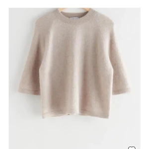 Other stories stickad tröja - Fin stickad tröja i alpackablandning med trekvartsärm från And Other stories. Säljer då den inte kommer till användning, är i nyskick! Den är i M men passar som S. Skriv för frågor eller egna bilder❤️Nypris: 790kr