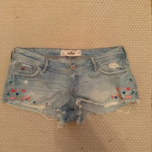 Lågmidjade hollister shorts  - Säljer jättefina lågmidjade hollister short. Midjemått: 41cm rakt över. Hör av er vid fler frågor💕