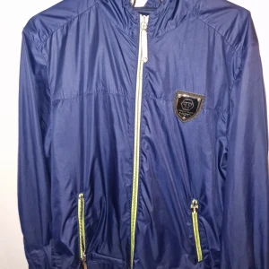 Philip Plein Windbreaker - Tjena folket🤠 Här har vi en asfet+unik philip plein windbreaker💯 Den är i 7/10 skick, bara att en av des zipper's är förstörda🥲 Den är fortfarande stilren🤝 Den är storlek XL, men passar mer som en M🫣 Original pris:6000-7000kr😔 mitt pris: 1499🤩