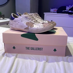 The gallerist skor - Sköna gallerist, lite slitna men går att städa upp lite.. inget fel på dem! Säljer d billigt pga för små!