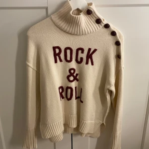  Zadig & Voltaire polotröja - Snygg vit polotröja från Zadig & Voltaire med texten 'Rock & Roll' i vinrött framtill. Skiitsnygg och väldigt eftertraktad! Säljer vid bra bud! ❤️❤️