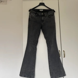Grå bootcut jeans från Perfect Jeans - Snygga grå bootcut jeans från Perfect Jeans. De har en klassisk femficksdesign och är tillverkade i ett bekvämt denimtyg. Perfekta för en avslappnad stil med en touch av retro. Köpta på Gina tricot, använda ca 4 gånger så är i nyskick, nypris 500kr  