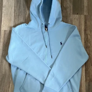 Ljusblå hoodie från Ralph Lauren - Baby blue kofta Ralph Lauren 