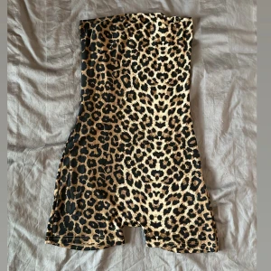 Leopardmönstrad oneshoulder klänning - Säljer en cool leopardmönstrad oneshoulder klänning. 