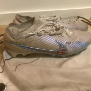 Nike mercurial vapor elite - Säljer mina Nike mercurial vapor elite. Det är inga håll i dem eller stor skada endast smutsiga.  Yttersta dobben är den ända som är ganska sliten men dem andra skulle jag säga är bra. Ny pris är ca 3200kr. Påsen medföljer också 