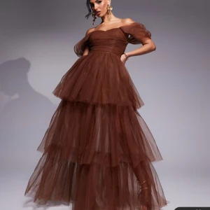 Balklänning  - Säljer denna helt oanvända klänningen men lapp kvar då beställningen inte gick att skicka tillbaka. Finns på ASOS hemsida men säljer den här billigare 