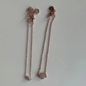 Roséguld armband från SNÖ of Sweden - Säljer dessa två roséguld armbanden och roséhalsbandet från SNÖ of Sweden! Den här annonsen är för armbandet med den runda berlocken men om du vill köpa båda armbanden eller alla tre smyckena för paketpris är det bara att höra av dig!! Nyskick men tyvärr utan lappen kvar, nypris mellan 249-299kr!🥰🥰