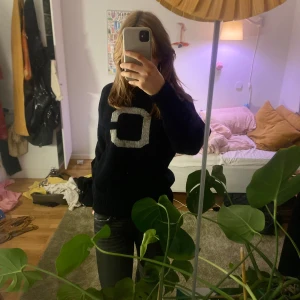 Marinblå stickad tröja - Säljer en Marinblå stickad tröja köpt på vintage butik i Belgien