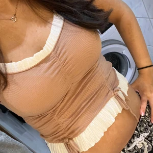 Linne som jag köpt i Thailand  - Ett linne som jag köpt i Thailand så vet inte vilket märke. Brukade använda den ofta i Thailand men nu inte kommit till användning. Finns inte heller någon storlek men skulle själv säga att den är i storlek s/m. Har också en inbyggd bh som man behöver inte ha en bh under den 🫶🏻💕