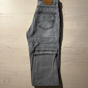 Jeans Woodbird Leroy Ash - Grå jeans från Woodbird av modellen Leroy. Storlek 29/32.