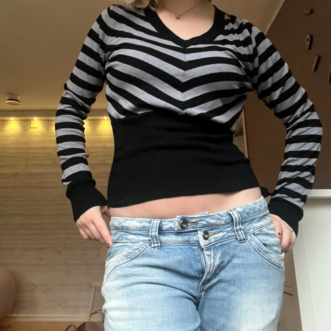 Svart och grå randig tröja