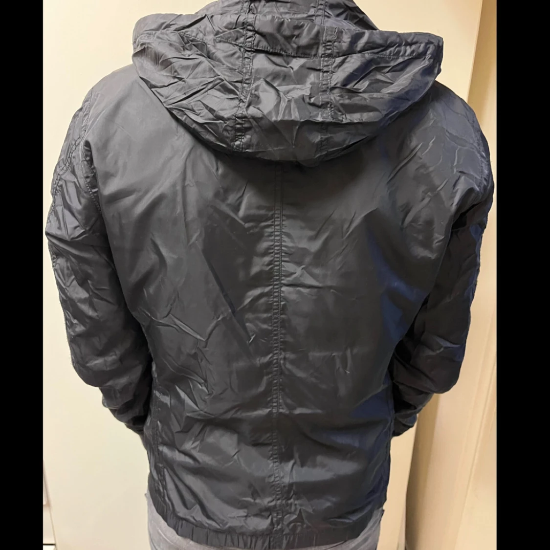 Svart vindjacka från JLINDEBERG  - 1