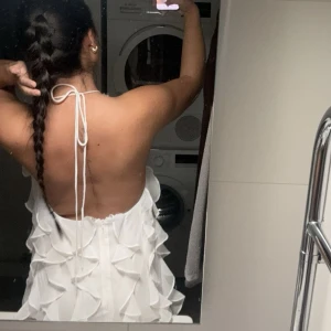 Vit klänning  - Fin vit klänning som passar perfekt till studenten. Slutsåld hos ASOS, nypris 969kr aldrig använd pågrund av fel storlek. 