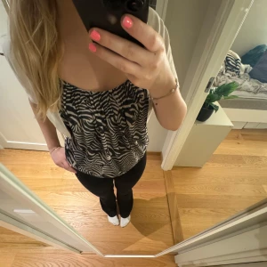 Zebramönstrad topp - Säljer en snygg zebramönstrad topp i svart och vit. 🩷