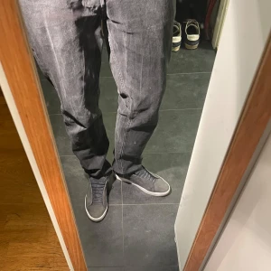 Blå sneakers från Vagabond - Snygga blå sneakers från Vagabond med en stilren design. Skorna har en vit sula och är tillverkade i läder. De har snörning framtill för en bra passform. Perfekta för en avslappnad stil.