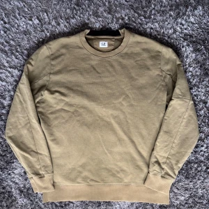 C.P. Company Sweater  - Oliv Grön C.P. Company Sweater  | Skick 10/10 | Storlek XL men passar M| Skicka frågor vid funderingar om plagget | Köpare står för frakten 
