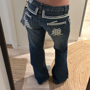 jeans 🖤 - snygga jeans köpta i LA, helt nya med tag. jag är 176 och måtten är 40 i midja & 84 i innerbenslängd. nypris $235. ok att köpa direkt 🖤