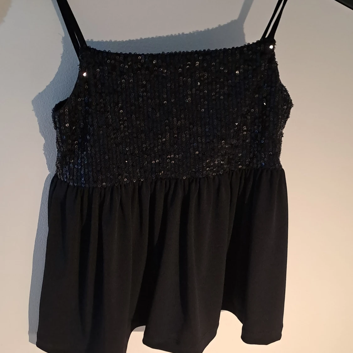 Svart paljettlinne från Gina Tricot