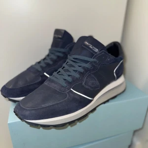  Philippe Model skor - Säljer mina Philippe model som är använda ett fåtal gånger Ny pris ligger på 3400. Kvitto finns allt og följer med!