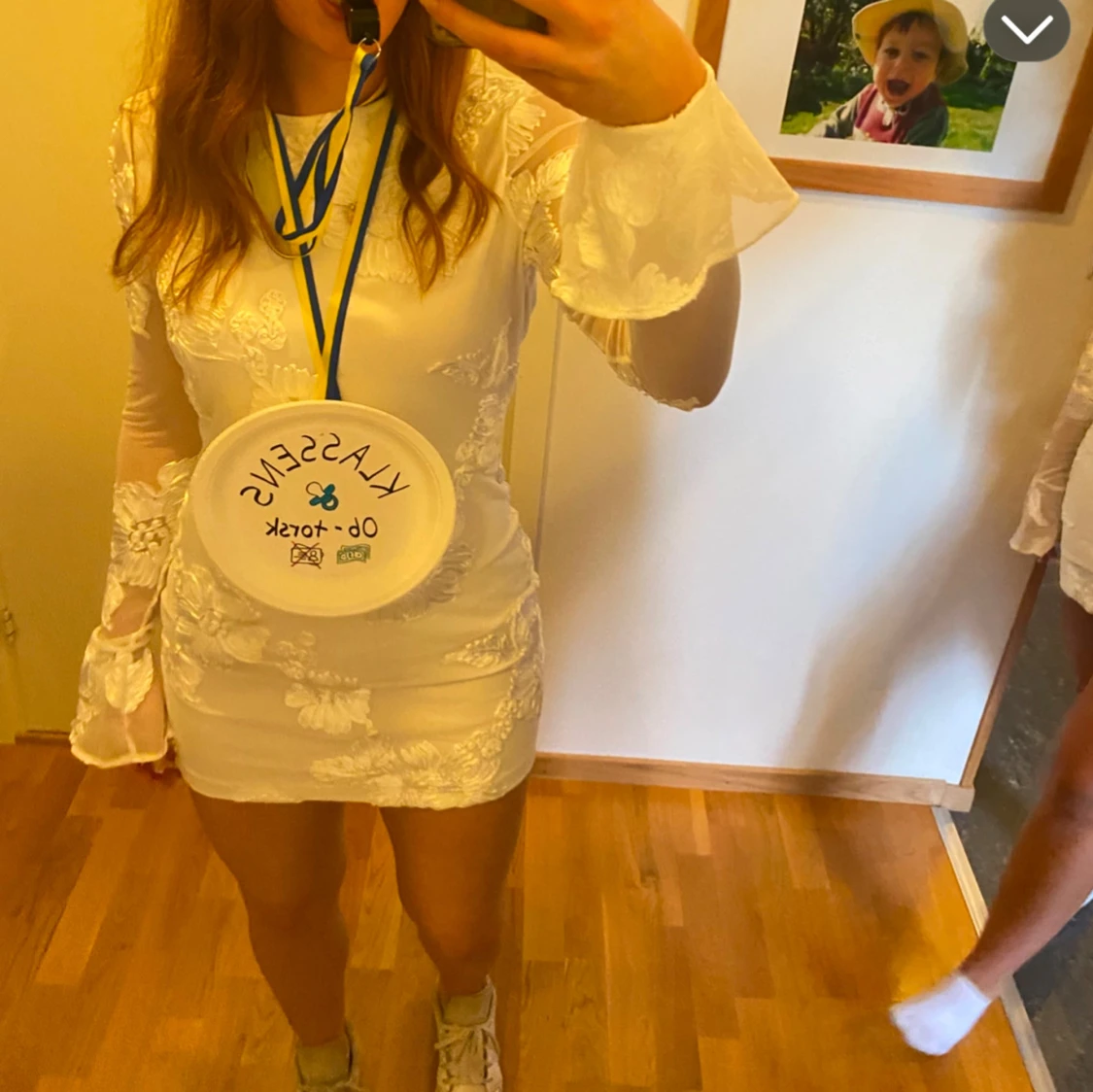 Vit studentklänning med öppen rygg - 1