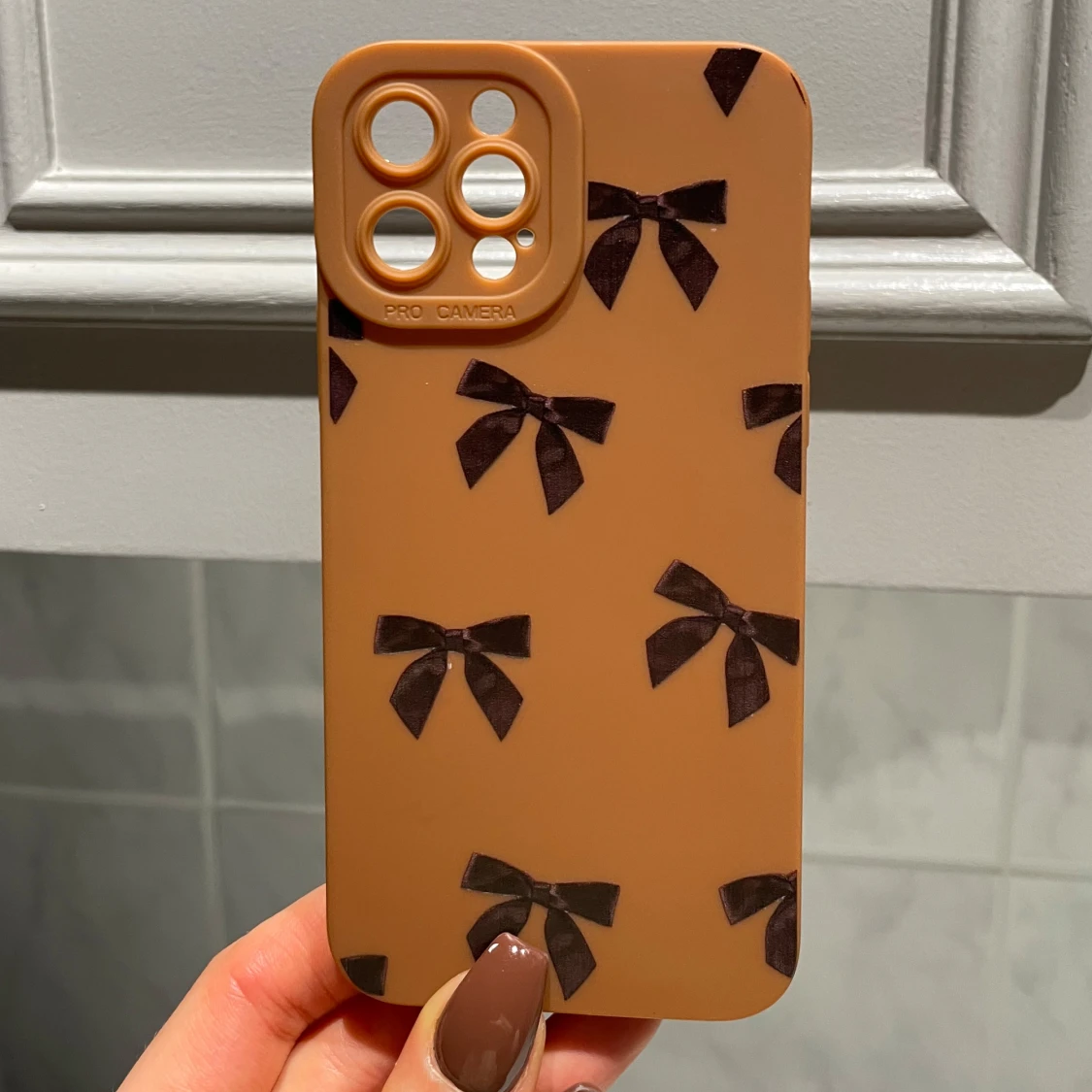 Brun mobilskal med rosetter iPhone 12 pro