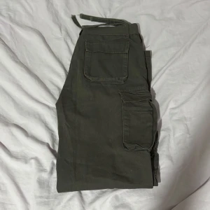 Bruna cargopants med fickor - Bruna Cargopants som jag har köpt online, Storlek L men dem är ganska tajta, kan ta mått på dem om det behövs! 