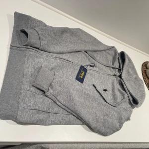 Polo zip - Säljer en fet polo zip som aldrig har blivit använd. Fick den av min morfar som precis var i usa