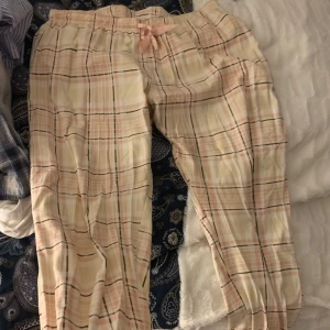 Rosa rutiga pyjamas byxor - Rosa rutiga pyjamas byxor från Ullared i storlek L men snarare m.