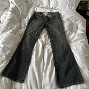 Vintage bootcut jeans  - Sjukt snygga lågmidjade lowwaist vintage bootcut jeans från GAP. Perfekt skick! Midjemått:40 innerbenslängd: 78. Färgen är grå aktig 