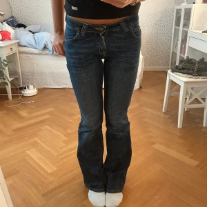 Lee jeans lowwaist  - Innerbenslängd: 82, andra mått ser ni på bilderna! Kom privat om ni undrar något💗😊