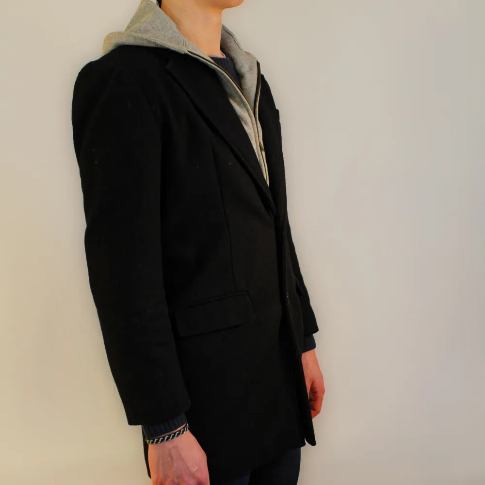 Säljer denna feta rock med inbyggd huva från Zadig & Voltaire. Storlek S/M. Cond 8/10. Modellen på bilden är 177cm och väger 69kg. Hör av er vid funderingar! //Grevskapet . Takit.