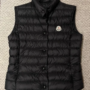 Moncler väst - Säljer nu min Moncler väst som är i bra skick (storlek 3), sparsamt använd utan några defekter. Kvitto och tags finns. Hör av er för fler frågor!