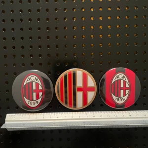 Magnet fridge 3pcs  (59mm) - Milan FC - Selling 3 pcs- Milan FC magnets. The magnets are round, metal with plastic backside. The magnets have a diameter of about 6 cm. New condition.